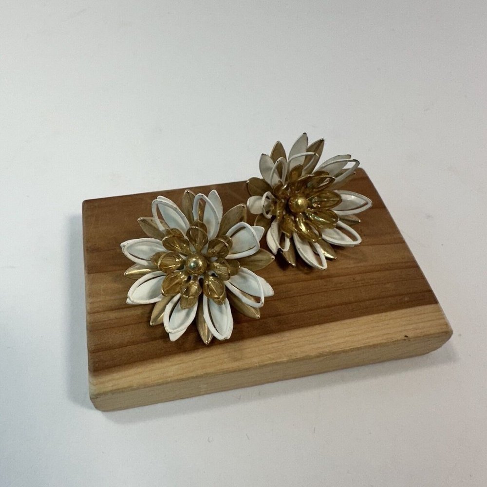 Vintage Sarah Coventry Flower Gold and White Clip on 1 Inch Womens Earrings